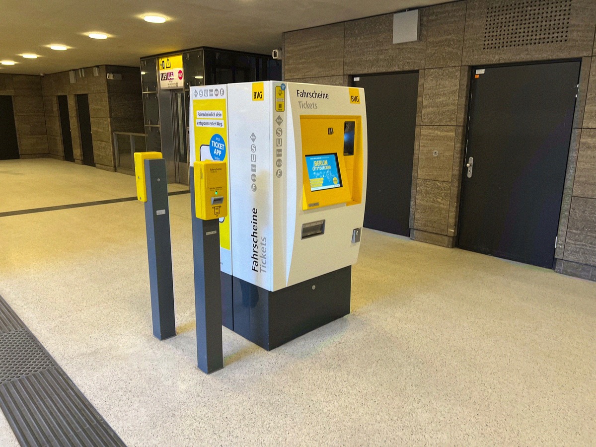 BVG:s biljettautomat med biljettstämplare i en tunnelbanestation i Berlin